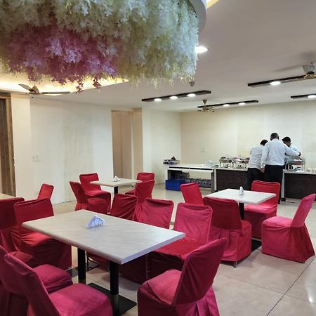 Hotel Luxuria Ludhiana Exteriör bild