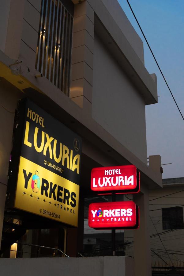 Hotel Luxuria Ludhiana Exteriör bild