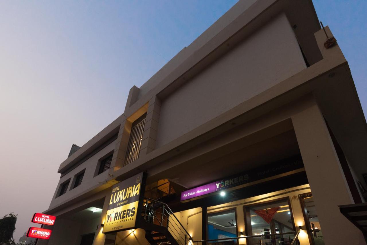 Hotel Luxuria Ludhiana Exteriör bild