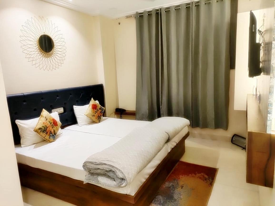 Hotel Luxuria Ludhiana Exteriör bild