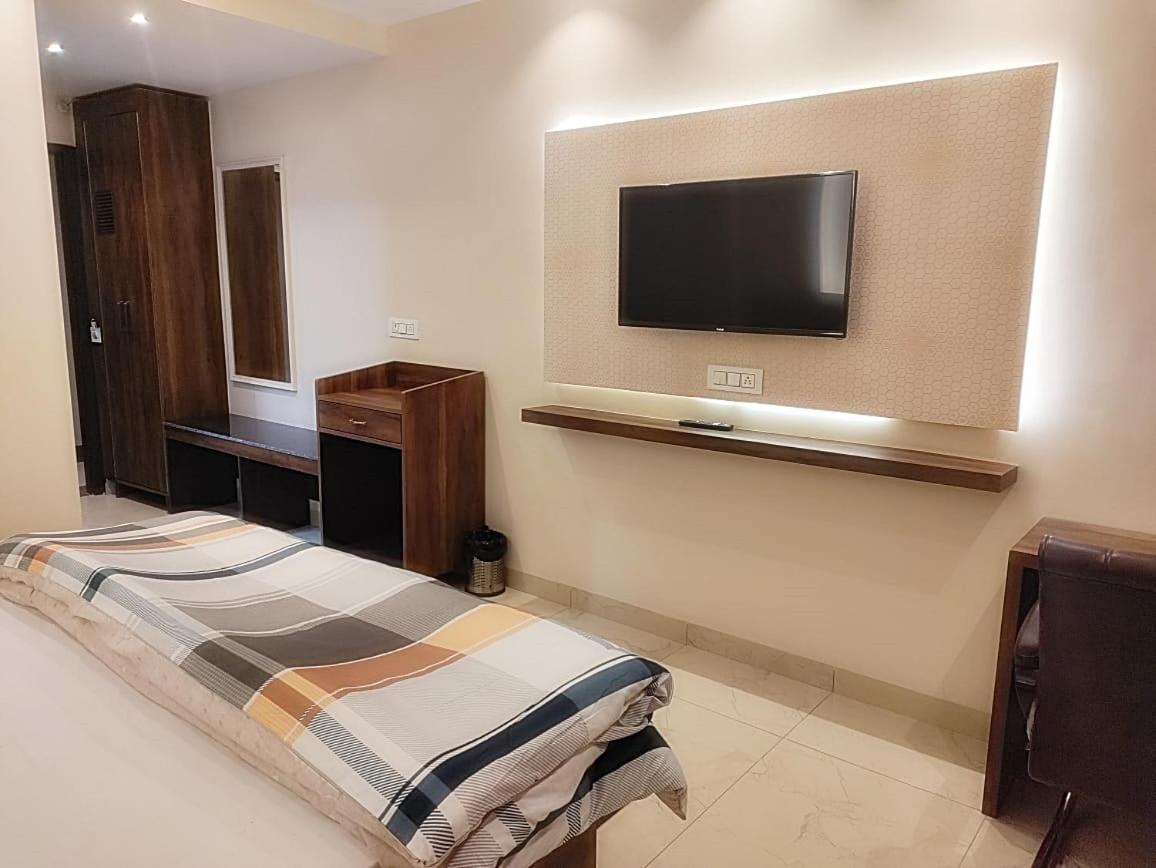 Hotel Luxuria Ludhiana Exteriör bild