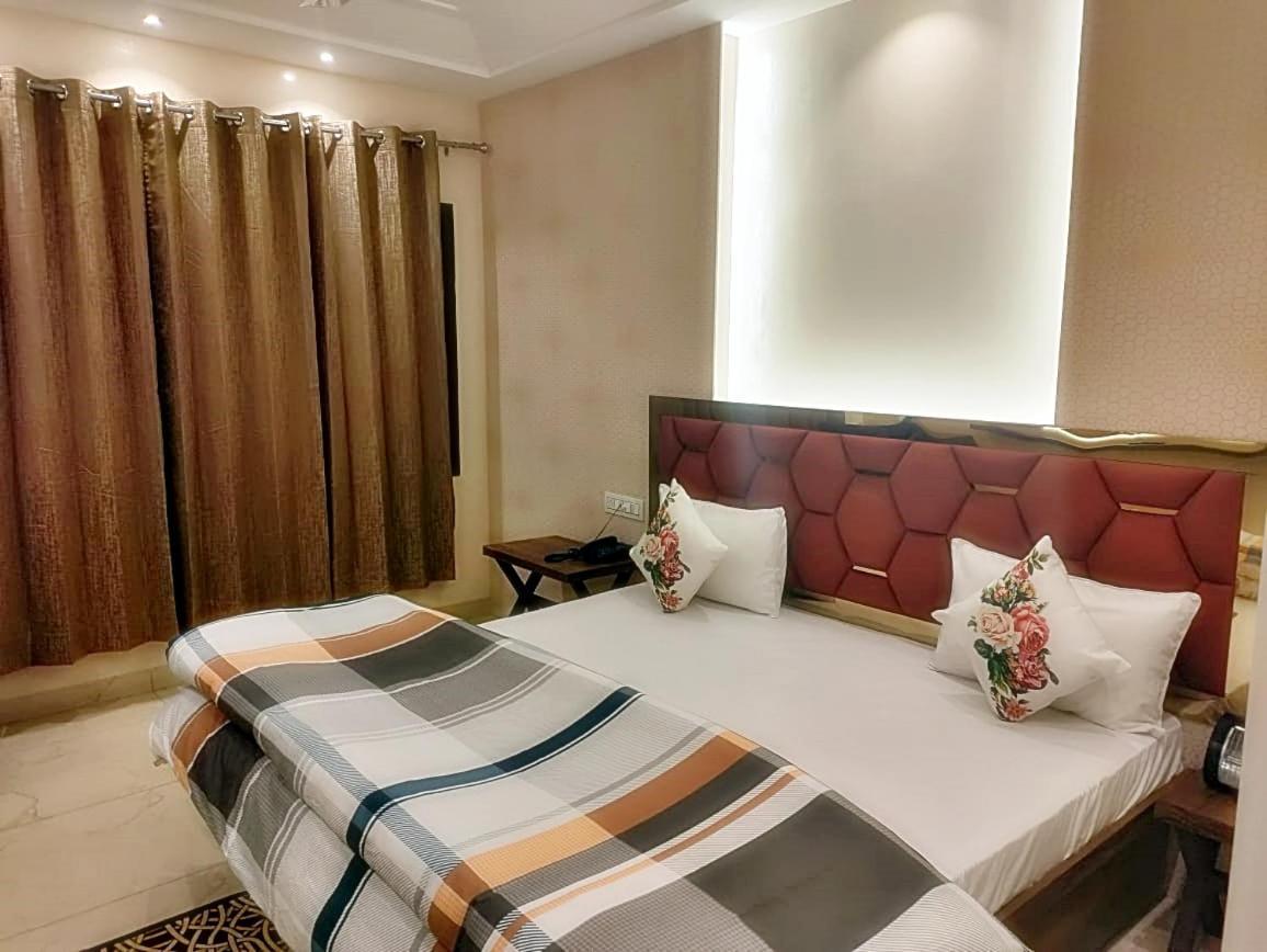 Hotel Luxuria Ludhiana Exteriör bild