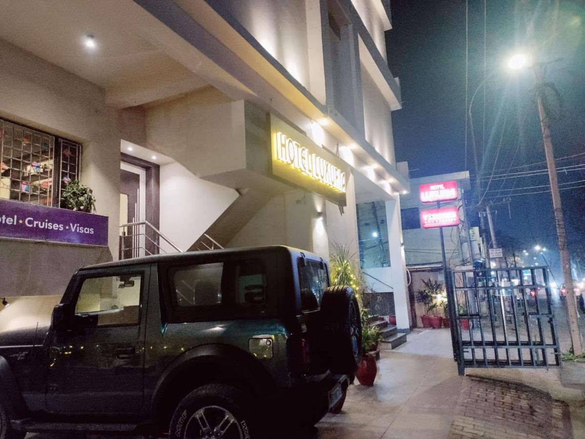 Hotel Luxuria Ludhiana Exteriör bild
