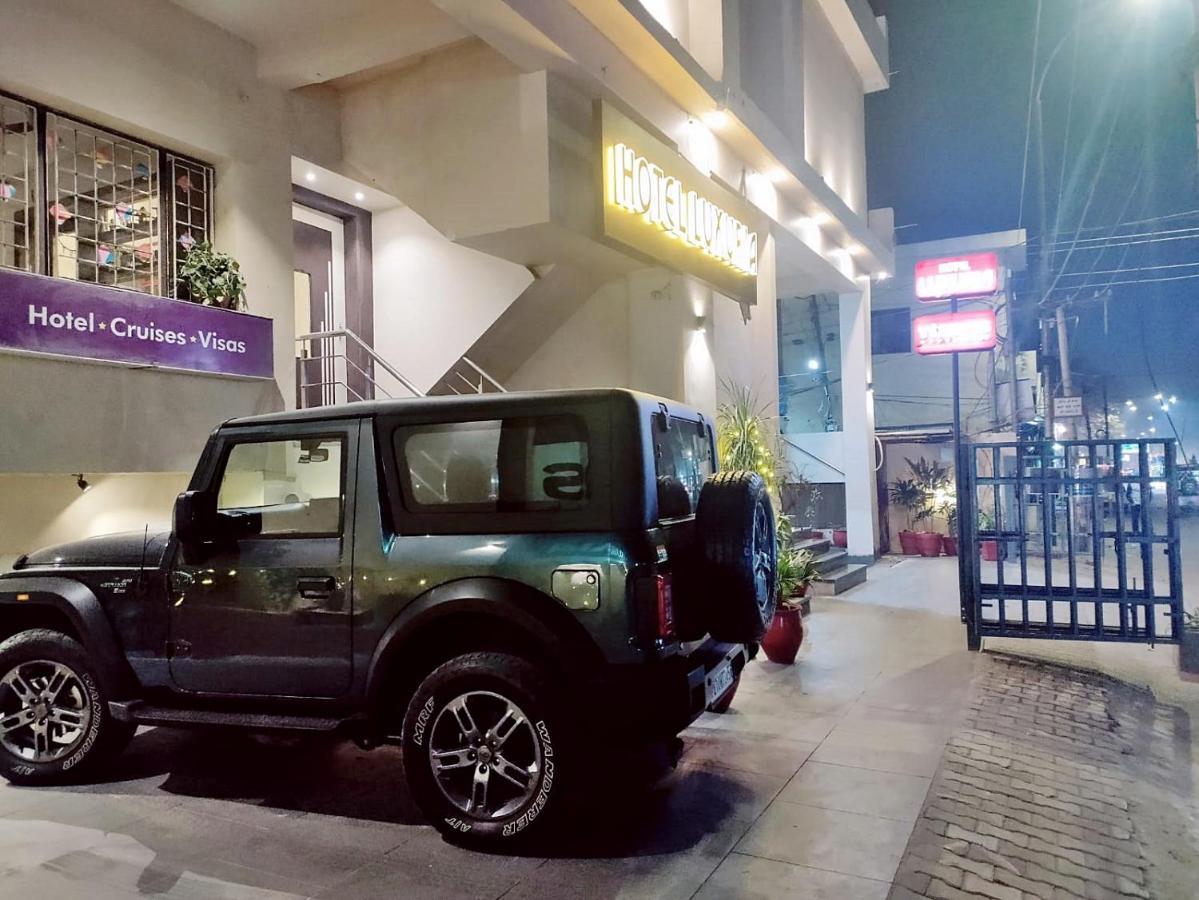 Hotel Luxuria Ludhiana Exteriör bild