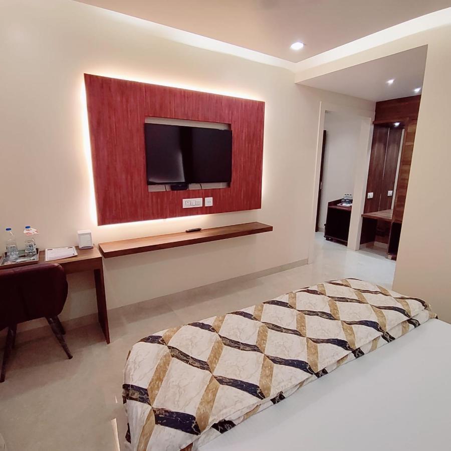Hotel Luxuria Ludhiana Exteriör bild