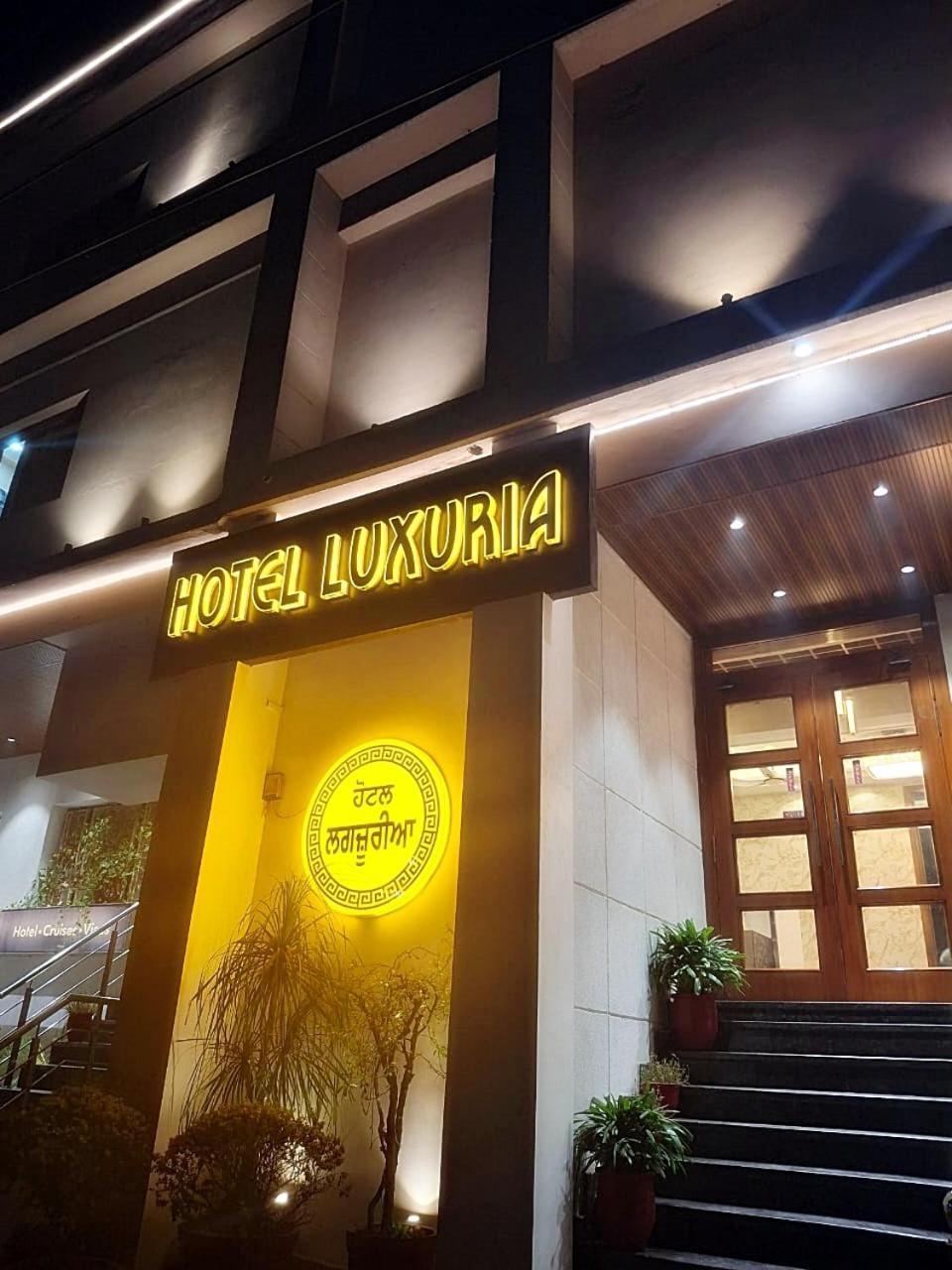 Hotel Luxuria Ludhiana Exteriör bild