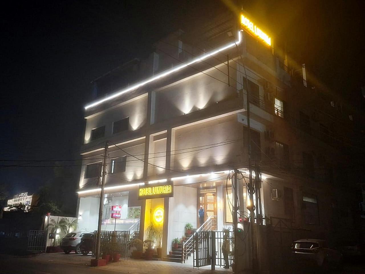Hotel Luxuria Ludhiana Exteriör bild