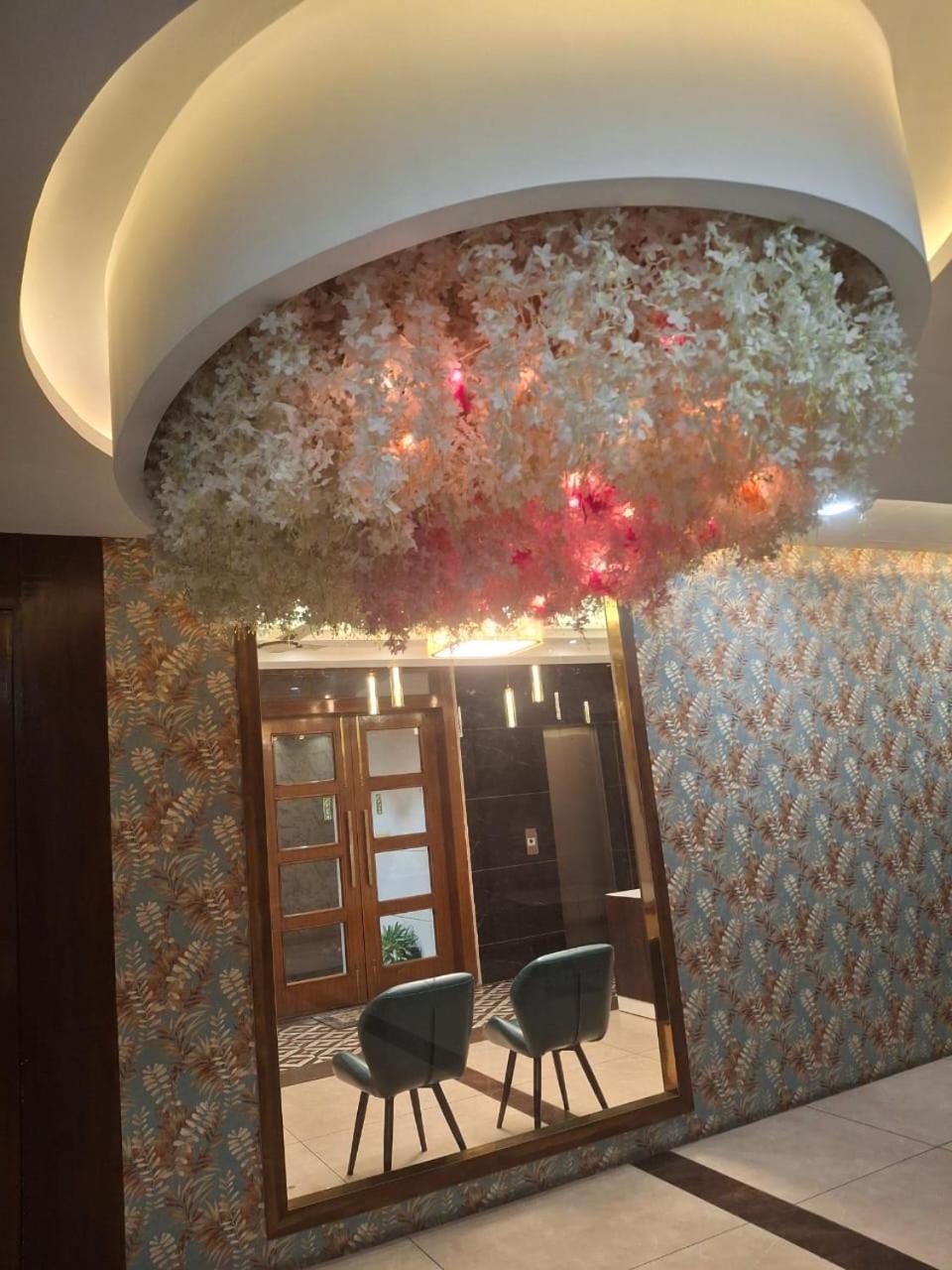 Hotel Luxuria Ludhiana Exteriör bild